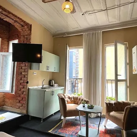 Authentic Flat Close To Istiklal Avenue דירה *